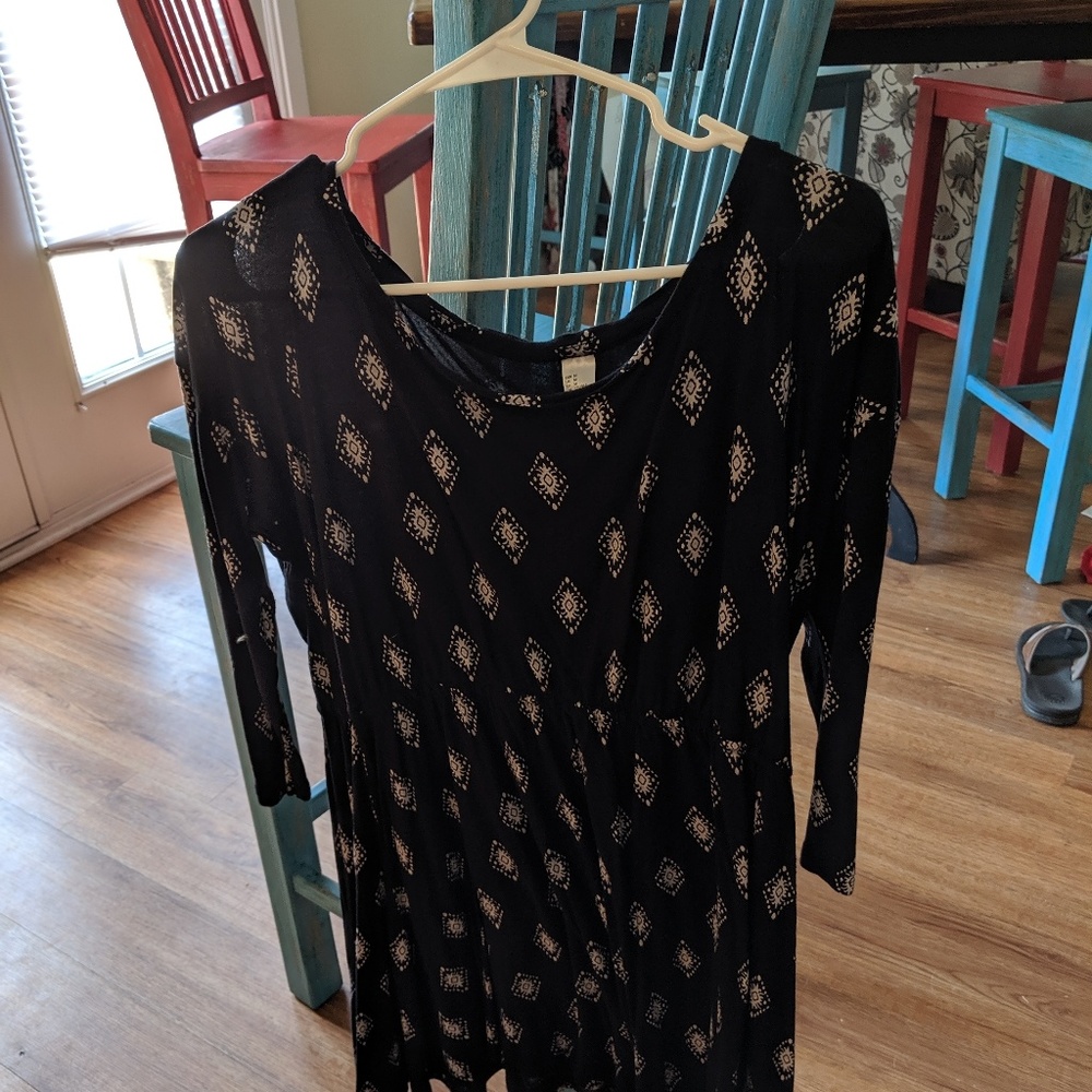 Patterned short black dress